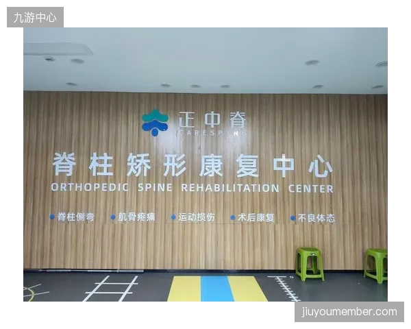 正中脊医疗连锁机构，正在验证一套覆盖筛查、诊疗到居家康复的青少年脊柱侧弯数字化非手术闭环方案